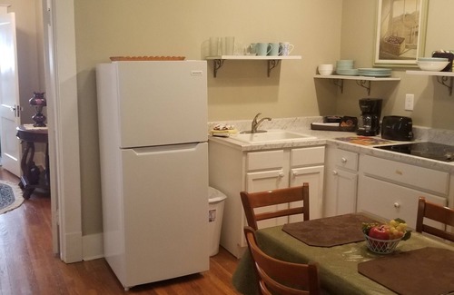 Central Gardens Apartment | Deluxe King 2 bdrm, kitchen, balcony,W&D