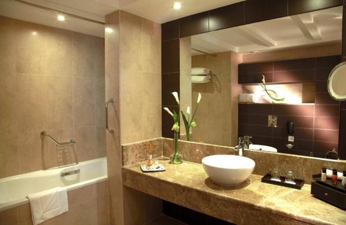 Madinat Zayed Apartment | Deluxe King Or Twin Room Near Madinat Zayed Mall