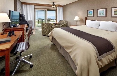 San Simeon Hotel | Deluxe King Room w/Fireplace | Oceanfront Retreat + Outdoor Pool