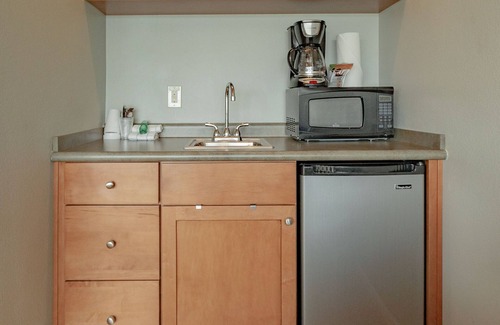 Newport Apartment | Deluxe King Room with Balcony & Marina Access
