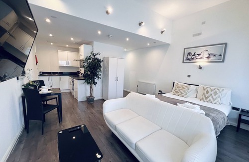 Barbican Apartment | Deluxe King Studio- private en-suite with shower
