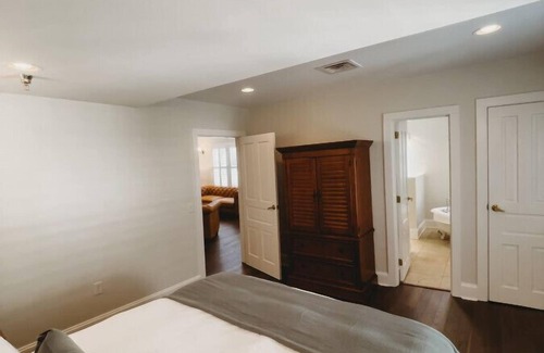 Downtown Hotel | Deluxe King Suite · The Jefferson Inn Rm. 1