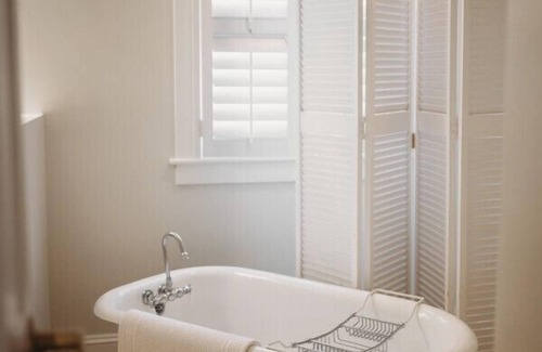 Downtown Hotel | Deluxe King Suite · The Jefferson Inn Rm. 1