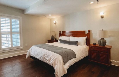 Downtown Hotel | Deluxe King Suite · The Jefferson Inn Rm. 1
