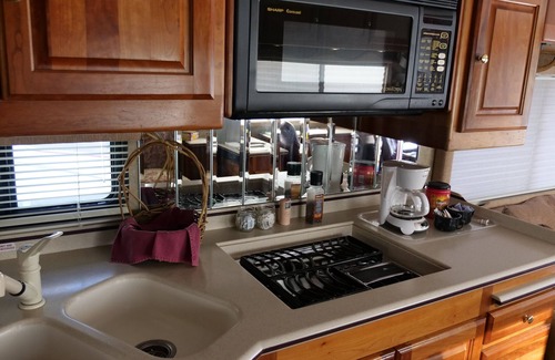 New Meadows House | Deluxe Motorhome by the River