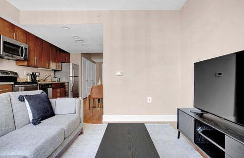 Mount Vernon Triangle Apartment | Deluxe Mount Vernon 1BR w/W/D, Gym & Pool, near Chinatown, by Blueground