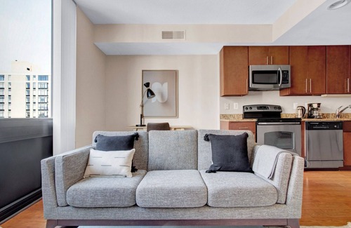 Mount Vernon Triangle Apartment | Deluxe Mount Vernon 1BR w/W/D, Gym & Pool, near Chinatown, by Blueground
