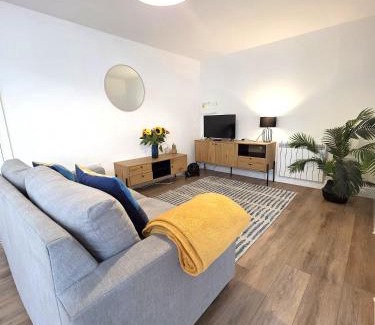 Ely Apartment | Deluxe One Bed Flat at Dawe Luxury Suites - An Entire Apartment near Ely Cathedral & Train Station - Ideal Gateway to Explore Ely, Cambridge, Norfolk & London - Sleeps up to 4