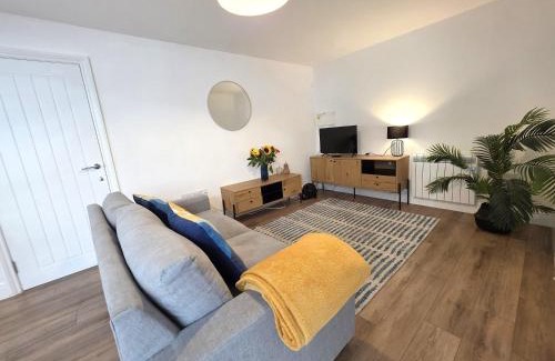 Ely Apartment | Deluxe One Bed Flat at Dawe Luxury Suites - An Entire Apartment near Ely Cathedral & Train Station - Ideal Gateway to Explore Ely, Cambridge, Norfolk & London - Sleeps up to 4