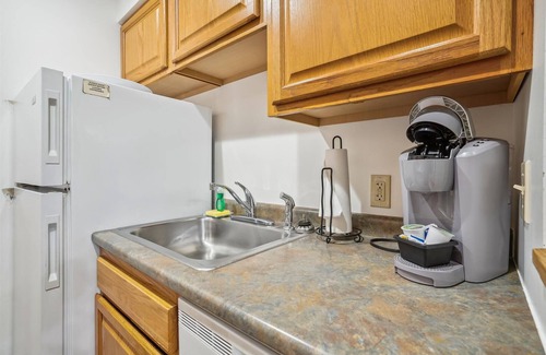 West Bridgewater Hotel | Deluxe One bedroom Queen Suite on the 2nd floor with outdoor heated pool 209