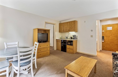 West Bridgewater Hotel | Deluxe one bedroom suite located on 2nd floor with outdoor heated pool 21820