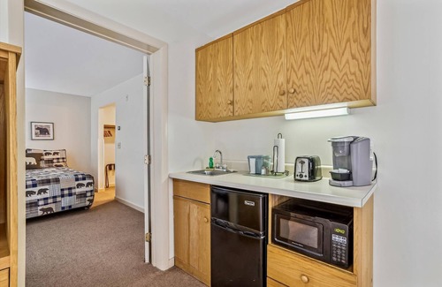 West Bridgewater Hotel | Deluxe one bedroom suite located on 2nd floor with outdoor heated pool 21820