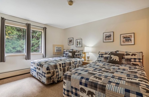 West Bridgewater Hotel | Deluxe one bedroom suite located on 2nd floor with outdoor heated pool 21820