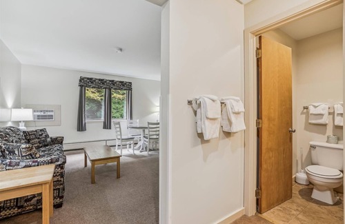 West Bridgewater Hotel | Deluxe one bedroom suite located on first floor with outdoor heated pool 11517
