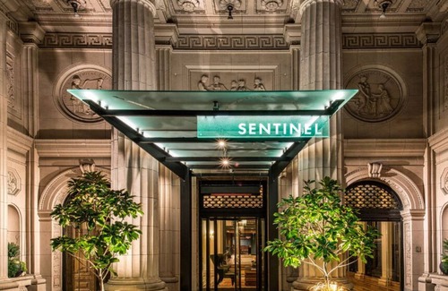 Downtown Portland Apartment | Deluxe Queen Room Near Boutiques and Art Galleries