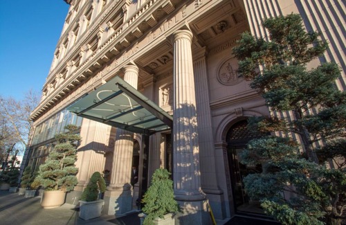 Downtown Portland Apartment | Deluxe Queen Room Near Boutiques and Art Galleries