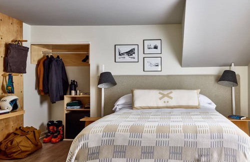 Stowe Area Hotel | Deluxe Queen | Tälta Lodge, a Bluebird by Lark | with Complimentary Coffee