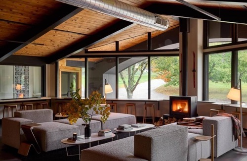 Stowe Area Hotel | Deluxe Queen | Tälta Lodge, a Bluebird by Lark | with Complimentary Coffee