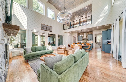 Golden Cabin | Deluxe Riverfront Cabin in Broken Bow w/Hot Tub!