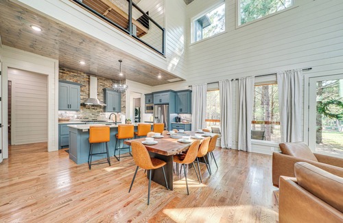 Golden Cabin | Deluxe Riverfront Cabin in Broken Bow w/Hot Tub!