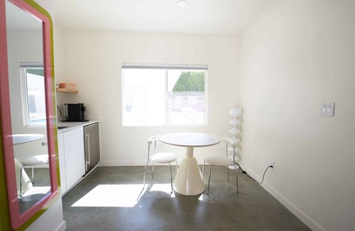 Uptown Design District Apartment | Deluxe Room, 1 King Bed, Kitchen, Pool View