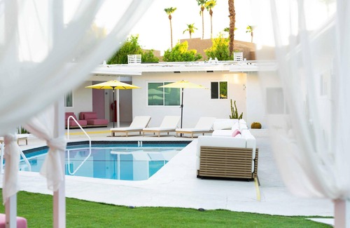 Uptown Design District Apartment | Deluxe Room, 1 King Bed, Kitchen, Pool View