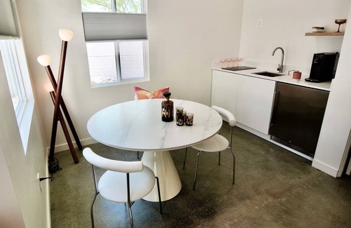 Uptown Design District Apartment | Deluxe Room, 1 King Bed, Kitchen, Garden View