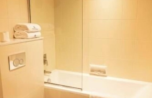 Garhoud Hotel | Deluxe Room Near Gigico Metro station By Luxury Bookings