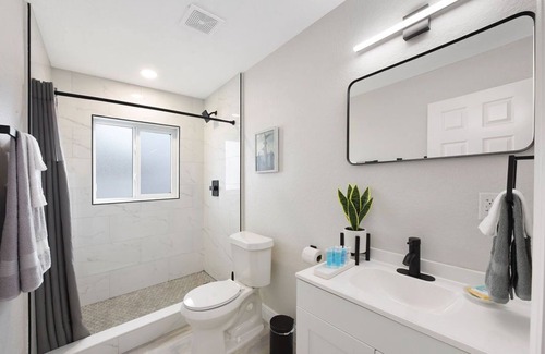 Clearwater House | Deluxe Room Queen Bed w Kitchenette