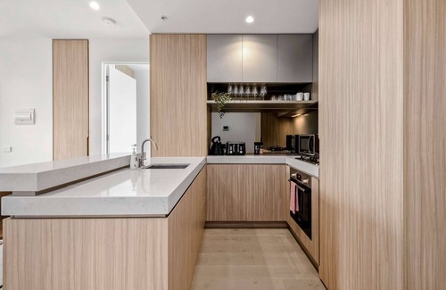 Port Melbourne Condo | Deluxe Sanctuary with Amazing Views and 2 Parking Spaces