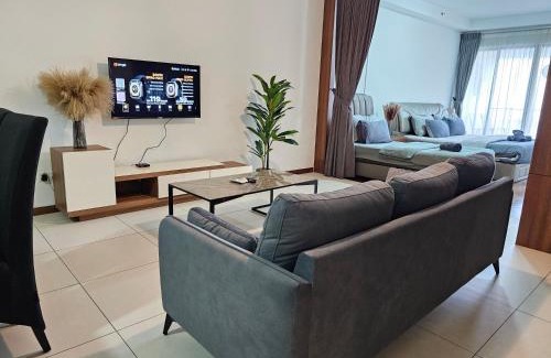 Seri Tanjung Pinang Apartment | Deluxe Seaview Suite Twin Bed by The Only Bnb