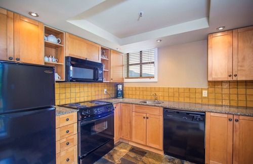 Whistler Village Apartment | Deluxe Slopeside Suite with Mountain Views