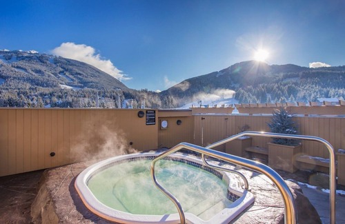 Whistler Village Apartment | Deluxe Slopeside Suite with Mountain Views
