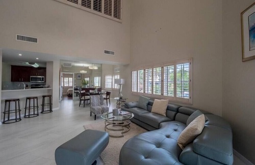 Seven Mile Beach Villa | Deluxe Spacious Villa: Ultimate Getaway!