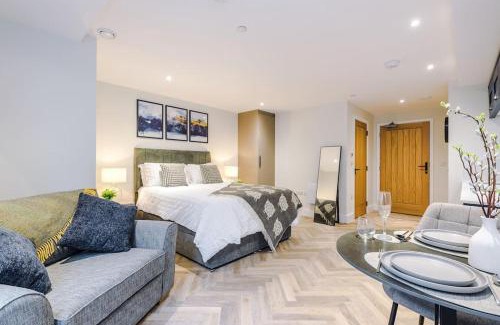 Stoney Middleton Apartment | Deluxe Studio Apartment with Private Balcony