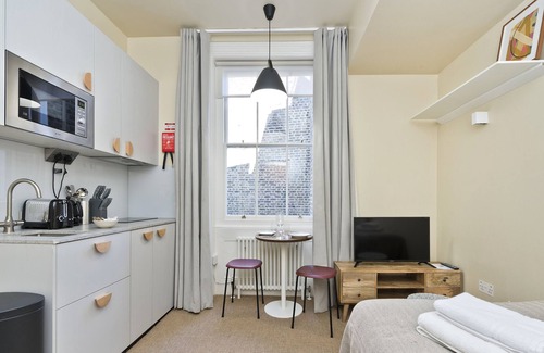 Camden Town with Primrose Hill Apartment | Deluxe Studio in Heritage Camden Terrace