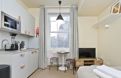 Camden Town with Primrose Hill Apartment | Deluxe Studio in Historic Primrose Hill Terrace