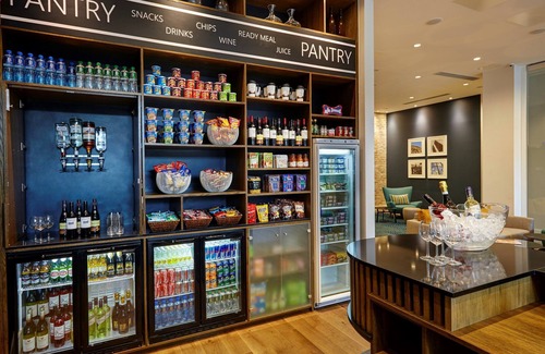 Prince's Apartment | Deluxe Studio in London | Complimentary Breakfast Buffet + On-Site Business Centre