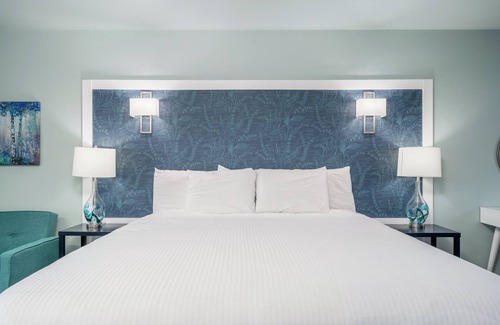 Rockwell Hotel | Deluxe Studio Suite, 1 King Bed, Lake View, Upper Floor
