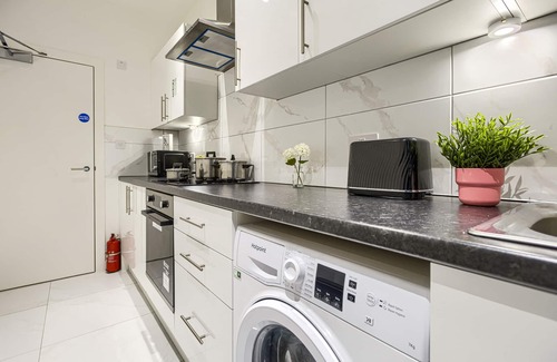 Highbury West Apartment | Deluxe Studio with City View-9