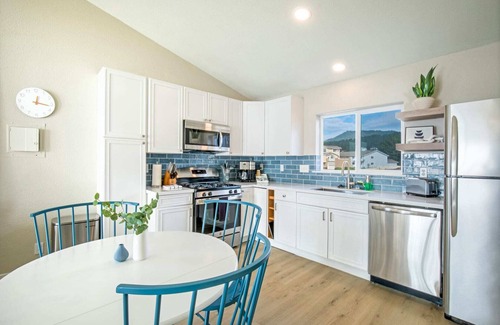 Shelter Cove House | Deluxe Suite | Full Kitchen | Jacuzzi | Rm 8