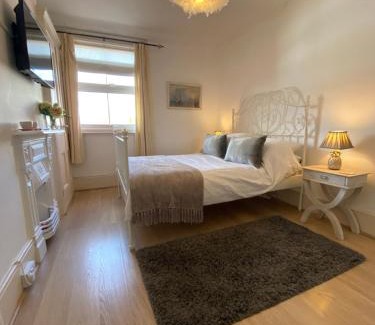 Henley Apartment | Deluxe Three Bed BnB in Henley-on-Thames near Station River & Town Centre