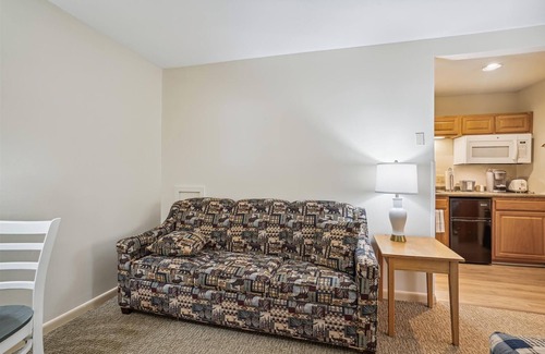 West Bridgewater Hotel | Deluxe Two Bedroom Suite on the 1st floor outdoor heated pool 10708