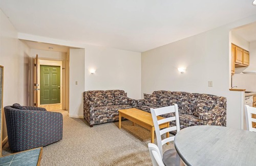 West Bridgewater Hotel | Deluxe Two Bedroom Suite on the 1st floor outdoor heated pool 10708