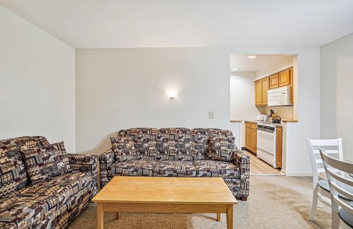 West Bridgewater Hotel | Deluxe Two Bedroom Suite on the 1st floor outdoor heated pool 10708