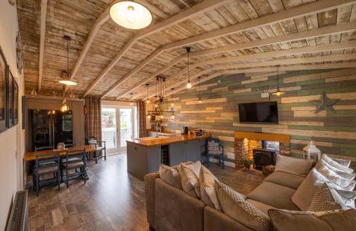 Grimsby Ski Chalet | Den of Joy Humberston Fitties sleeps 6,hot tub,log burner