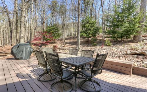 Big Canoe House | Dennys Caribou Lodge -Dog Friendly Stone Fireplace King Suites
