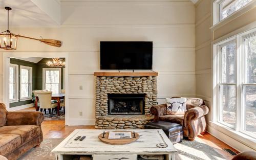 Big Canoe House | Dennys Caribou Lodge -Dog Friendly Stone Fireplace King Suites