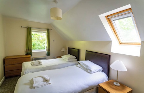 Farley Cabin | Denstone; woodland lodge for 8 with hot tub, log burner, BBQ, near Alton Towers.