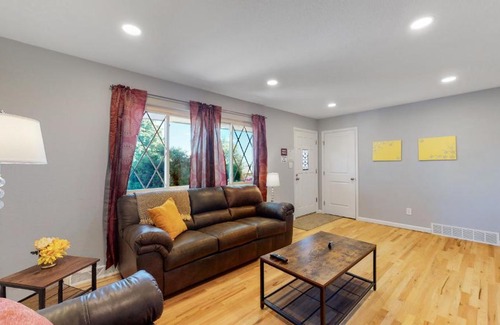 Dupont House | Denver Remodeled 2 King Beds Large yard Upper Unit